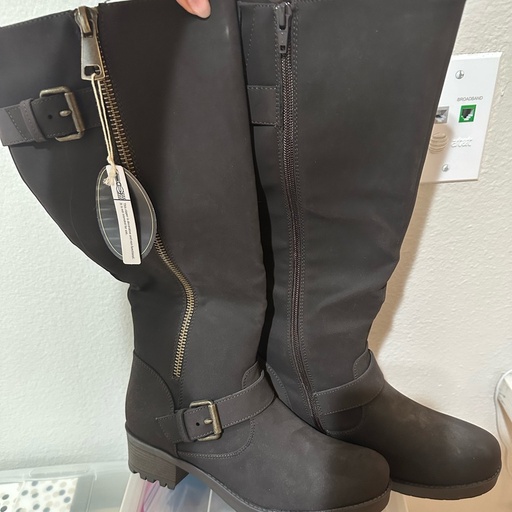 Brand new never worn brown boots, size 8M